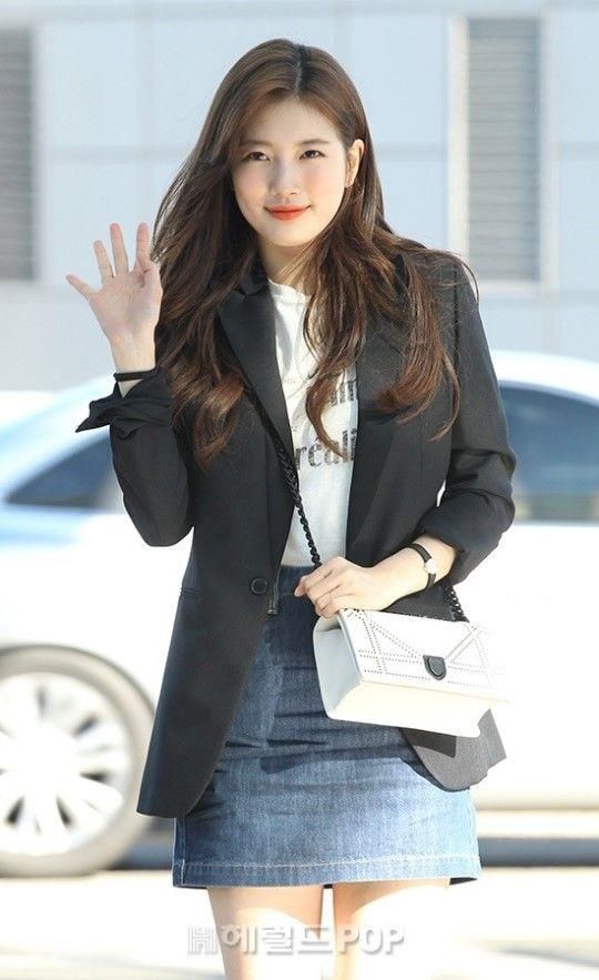 再好的衣品都拯救不了裴秀智魁梧的身材，撞衫林志玲甘愿认输!