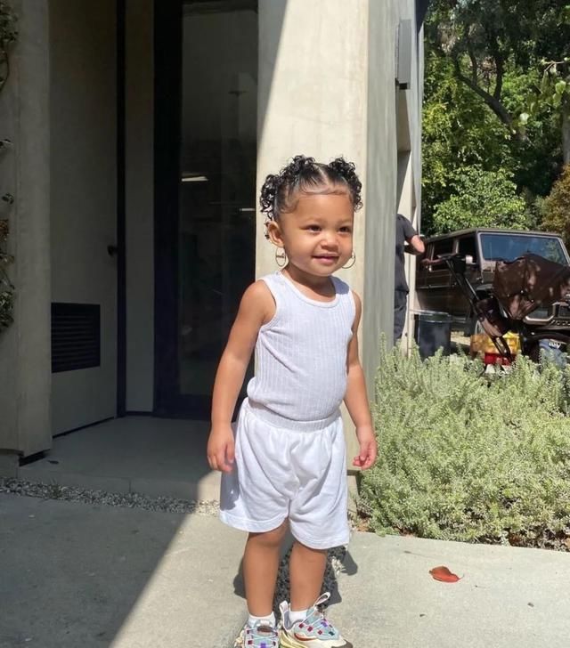  「很爽」做Travis Scott和Kylie的女儿是什么体验？Stormi:谢邀，很爽