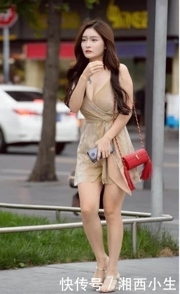 街拍：气质甜美秀气的长发美女，一袭丝制连衣裙，微风飘飘，仙气