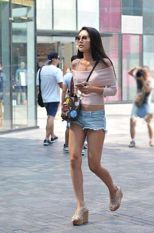 街拍: 穿短裤的小姐姐, 勾勒身材很吸睛