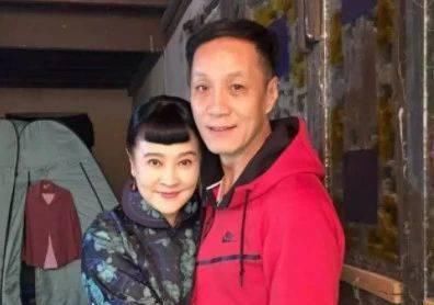  男明星@她二结婚比自身小8岁的男明星，完婚26年无儿女，如今65岁却像30岁