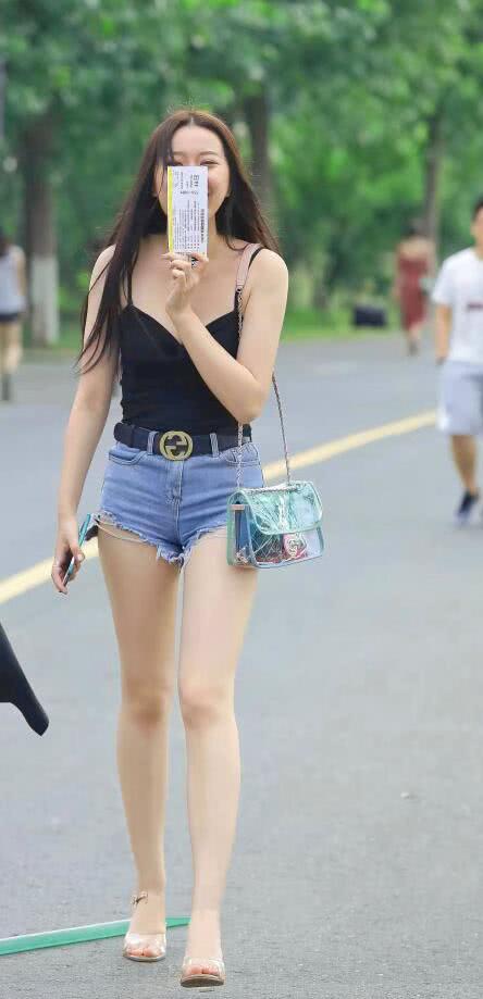 成熟小姐姐黑色细吊带勾勒出玲珑有致的身材曲线，十分迷人