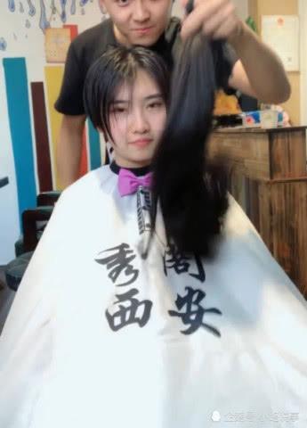 一脸高冷的女孩接头发，最后满意的笑起来让人心动 网友：整容了