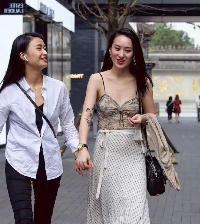 成熟小吊带裹出性感上围，最能凸显女生妩媚，极具视觉冲击力