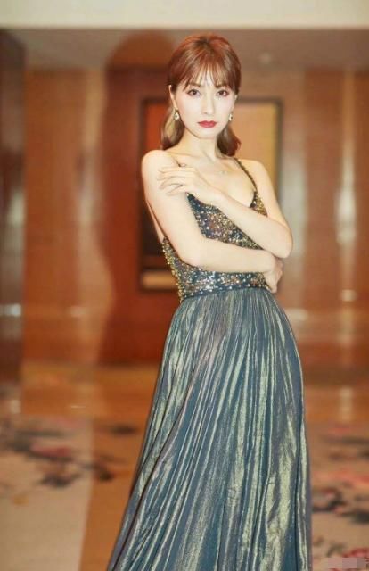 吴昕咋想的?居然穿一条土掉渣的碎花裙来走机场，尽显老气似大妈