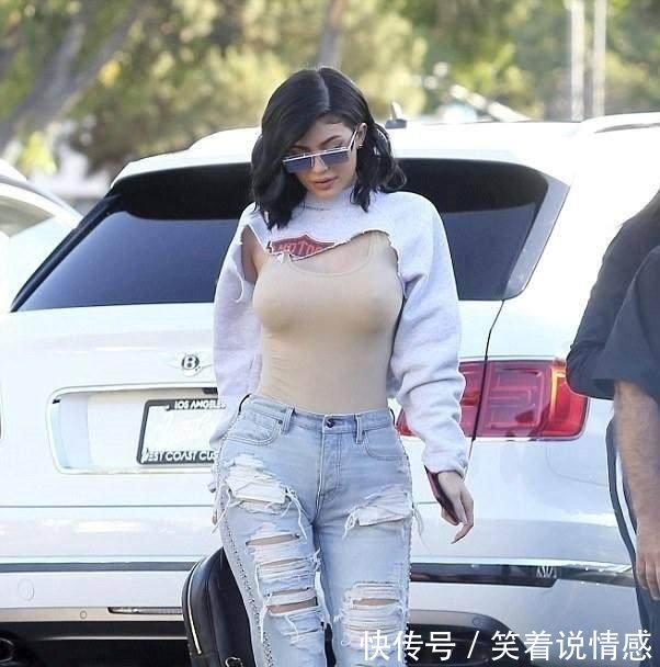 现在的时尚就是出街只穿一块布, 卡戴珊这衣服烂的让粉丝心疼!