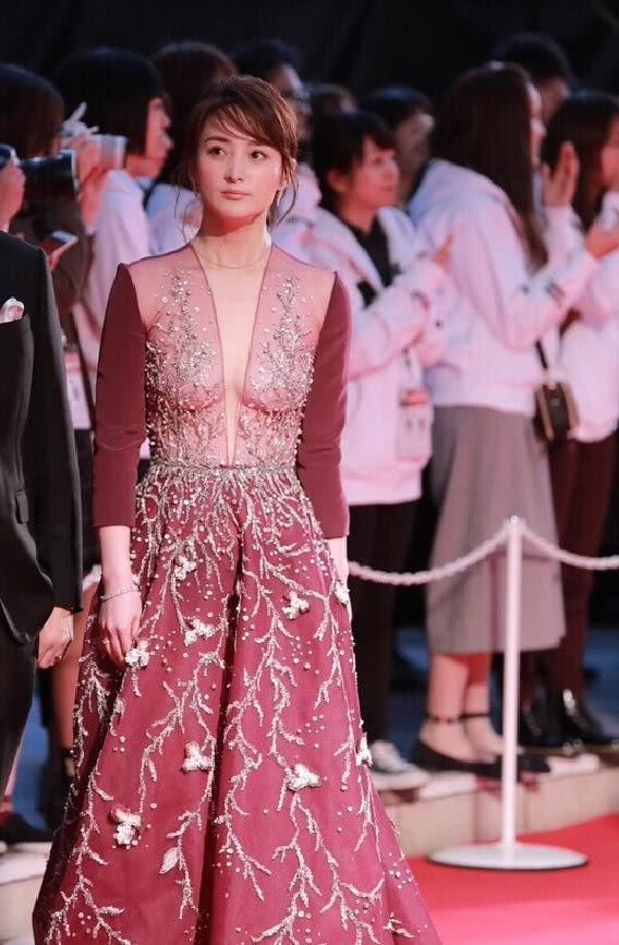 蒋勤勤上半身厉害，42岁身材还是那么有料，网友：陈建斌好眼光