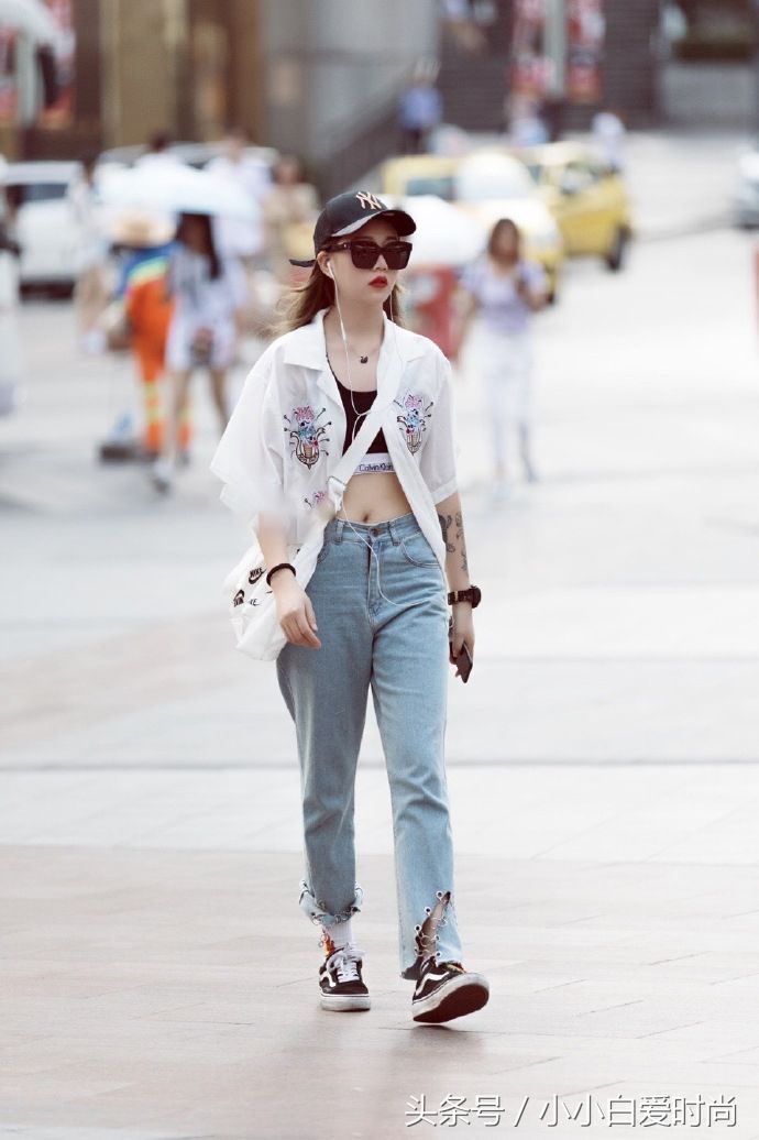 街拍:图四穿“透视装”上街，好前卫的装扮，果然很有杀伤力!