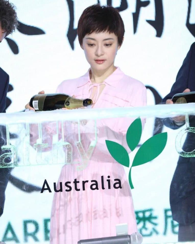 35岁孙俪穿粉裙，越看越少女，气质好怎么穿都还是美的。