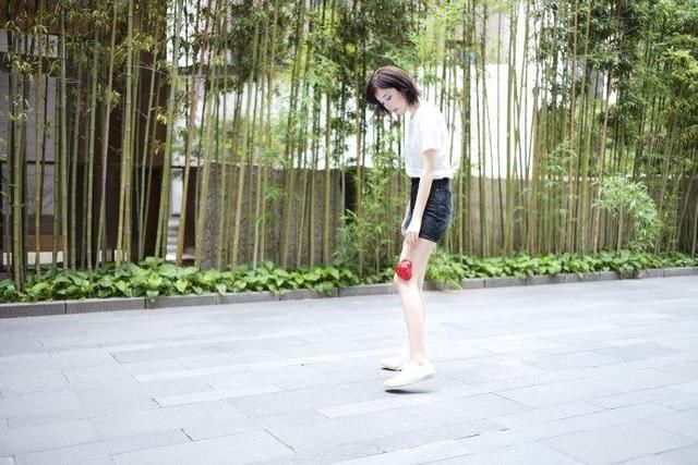 古力娜扎街头清纯出镜,服饰打扮让人心动,网友:想娶回家