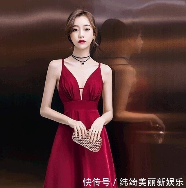 「勾勒」皮肤白皙水嫩的小姐姐, 吊带连衣裙勾勒出曼妙曲线, 性感又优雅