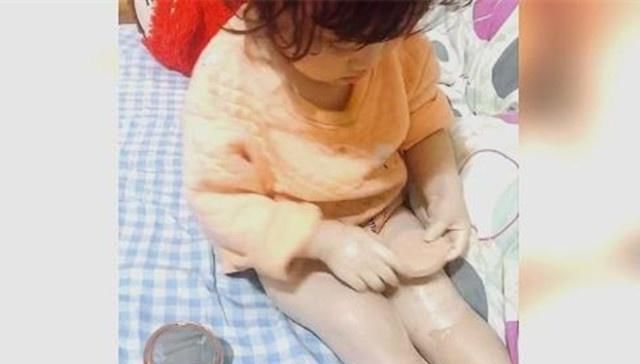  把妈妈：宝宝在房间里化妆，接下来的一幕，妈妈直接不淡定了