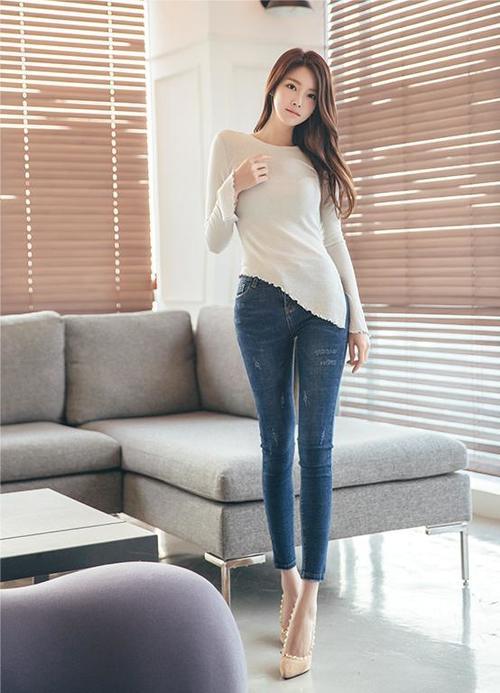 美女穿搭性感十足的紧身牛仔裤，辣妈秒变女神！