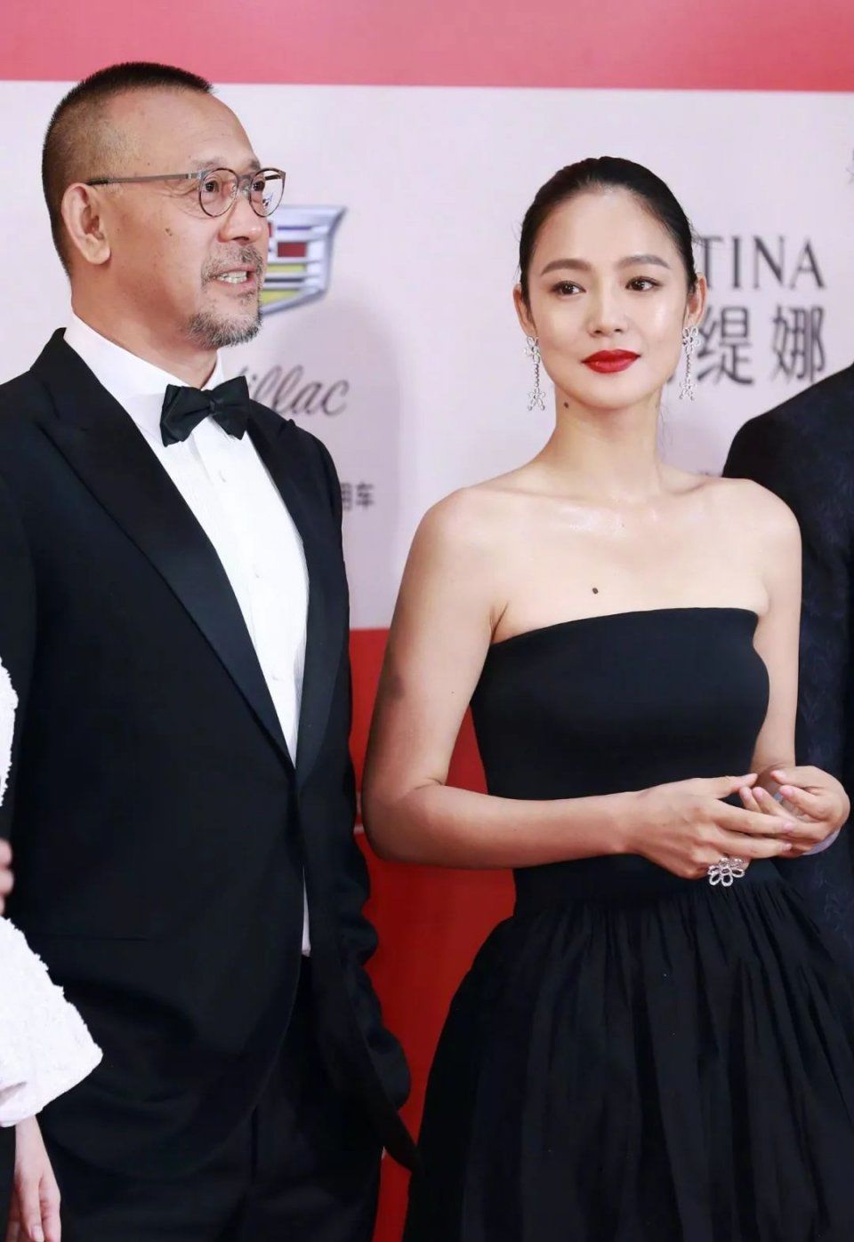 干货| 送周韵上热搜的一字肩天鹅颈，学会这5个动作你也能拥有