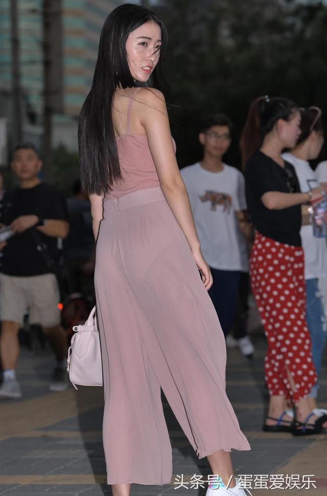 气质轻熟女吊带裹出饱满曲线，高开叉裙摆若隐若现吸睛无数