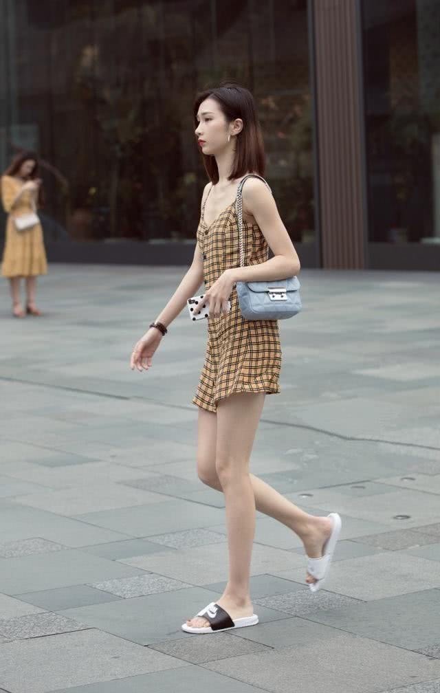 街拍：身材苗条有型的小姐姐，穿着看起来凸显出简约又舒适！