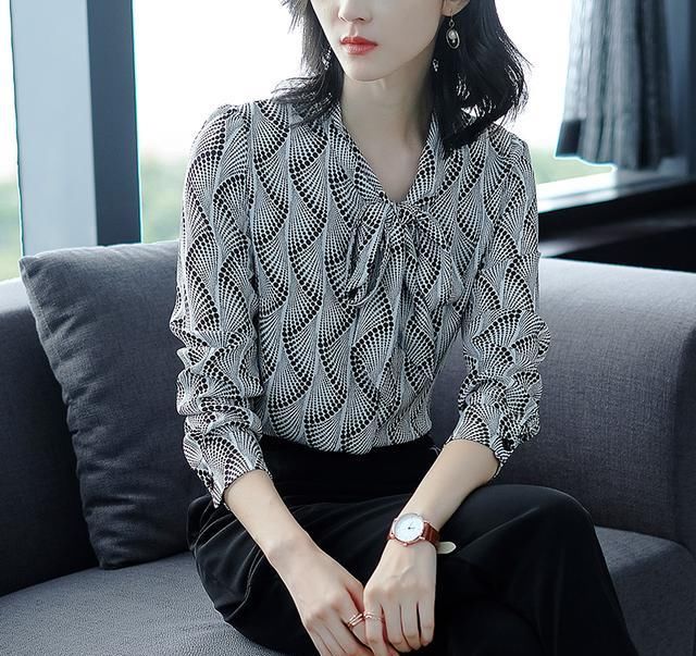 马上霜降了，别再穿短袖，精明女人都换上这样的长袖，今秋特流行