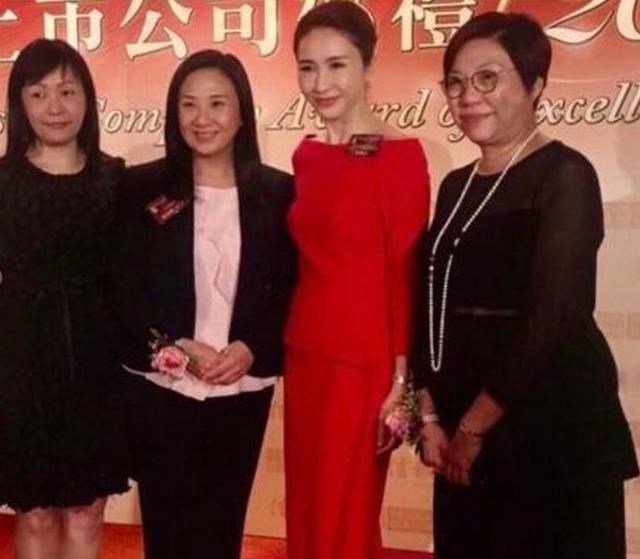 李嘉欣黎姿谁更抗老？同样是红色连衣裙，这差距一目了然