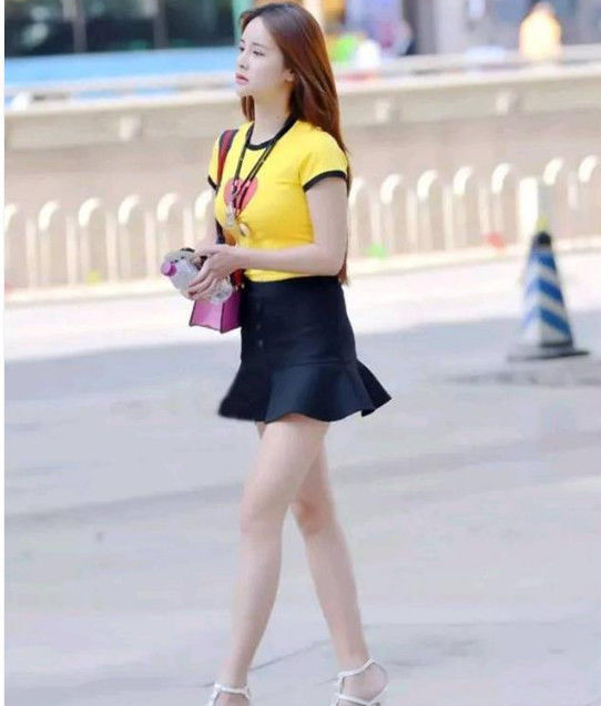 柔美|街拍小姐姐头戴鸭舌帽,身姿柔美,完美的A4腰让人羡慕不已