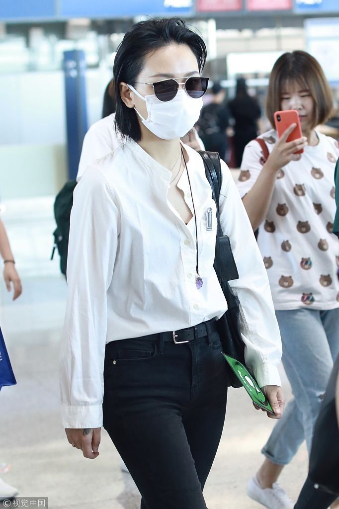 雌雄难辨！周笔畅白衣黑裤玩转中性风 架黑超梳背头帅过小鲜肉