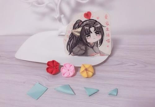  「三角形」春暖花开了，来做花吧？三色小花朵做胸针好不好看啊？