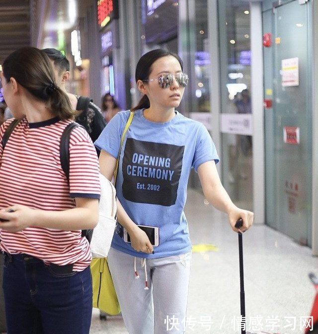 张靓颖素颜现机场，面如土色，还不如路人好看！脚上鞋子也是醉了