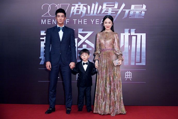 霍思燕真敢穿，吊带裙短到坐着都不方便，网友：杜江心真大！