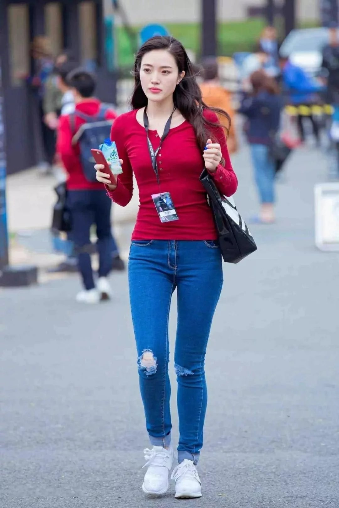 俏皮的小姐姐紧身穿搭，丰满的身材就是好，全是喝牛奶的功劳