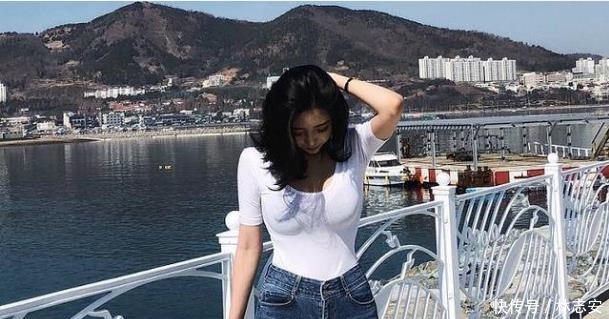 个性独特的牛仔裤美女，尽显成熟女人味，回头率十足