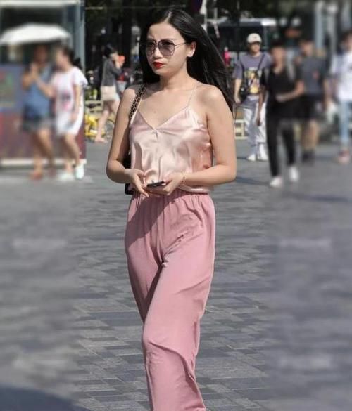 【清爽】街拍:清新甜美的小姐姐,一件白色上衣配蓝色牛仔裤, 时尚清爽