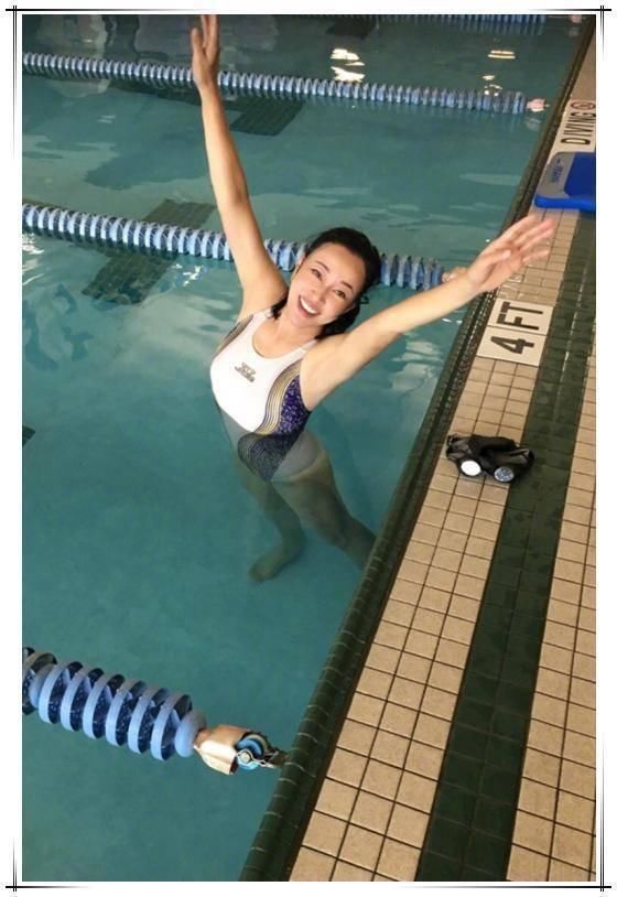 22岁林允泳池照,26岁迪丽热巴泳池照,都输给了62岁她的泳池照!