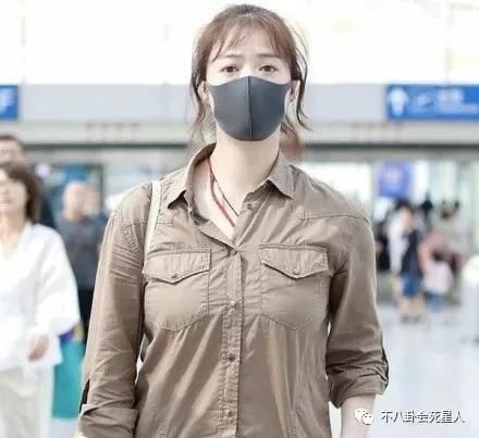 女星早秋机场秀，蒋欣依旧雄壮，张馨予幸福肥，吴昕身材比例太虐