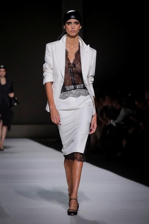 纽约时装周：张钧甯意外秀水蛇腰 景甜、孟美岐、何穗坐第一排