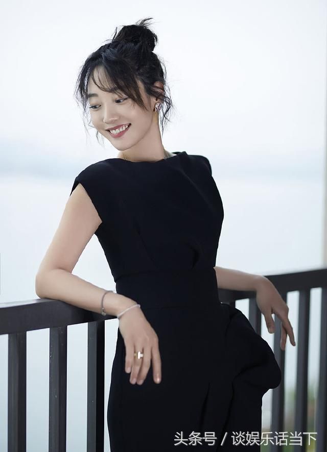 白百何登台献唱，裙子都撩到大腿根了，为了博眼球也是拼了!