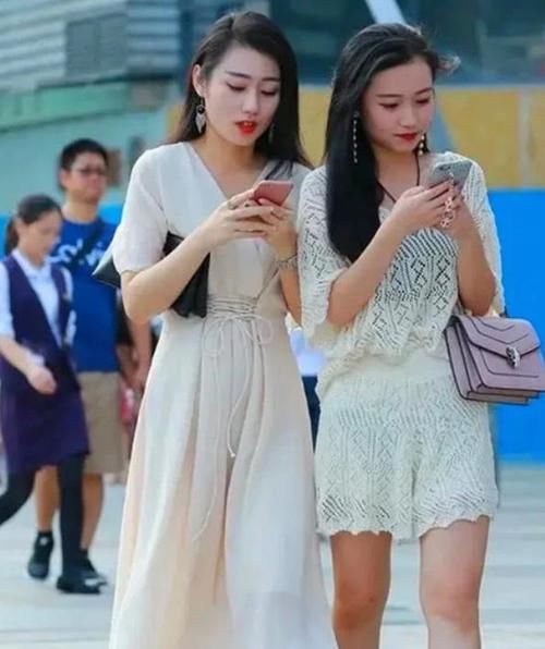  [美女]潮范儿女神来了，街拍：面带微笑的小姐姐，一件玫红色上衣配牛仔短裤，青春靓丽美