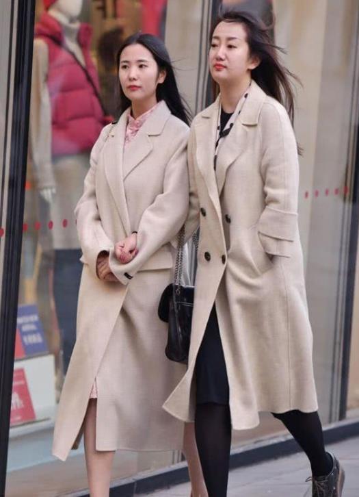  「风范」街拍：气质高雅的美女，一件白色上衣配红色短裙，时尚达人风范