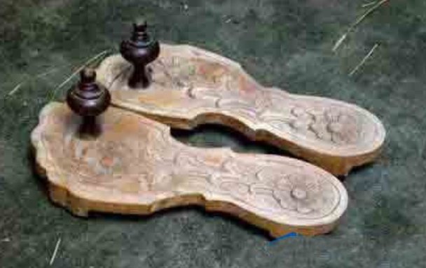 直击史上最怪异的十双鞋子，日本高跟木屐第十，中国金莲鞋夺冠