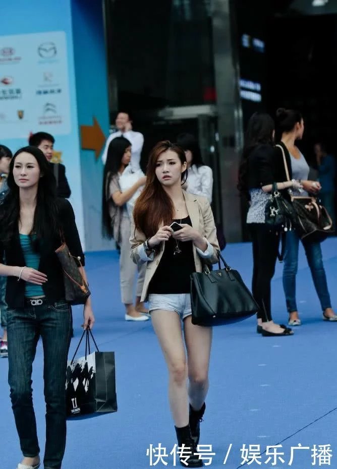 时尚性感女白领，职业装穿出明星范儿，热裤配小皮鞋也是十分诱人