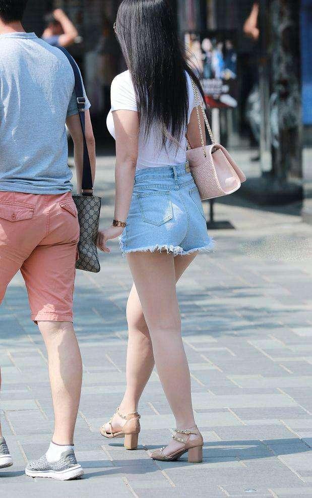 紧身裤凸显女人迷人的韵味, 散发着成熟的气息