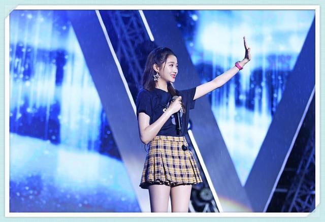 当蒋梦婕和关晓彤同穿格纹短裙，网友：终于见识到大长腿最高形式