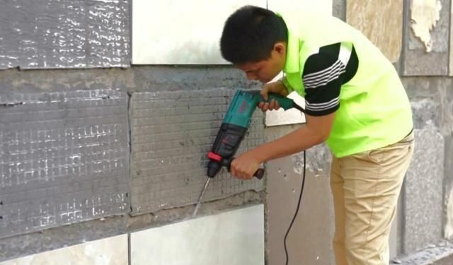  #火爆#在农村, 之前火爆的“瓷片墙”, 如今却无人问津, 这是咋