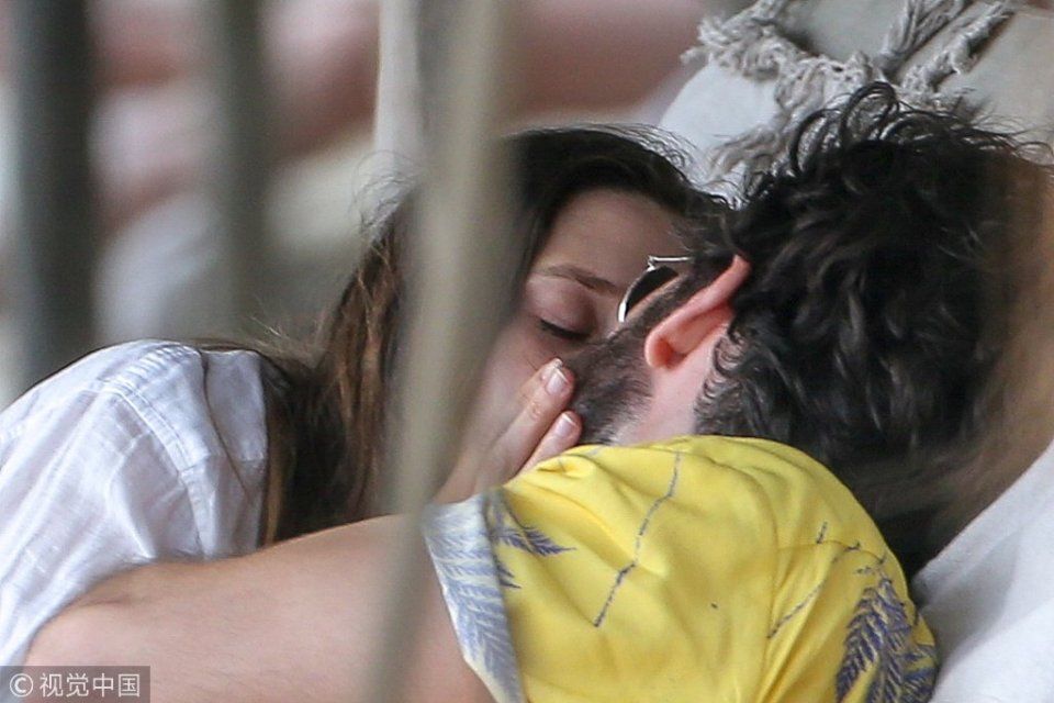 “红女巫”奥尔森撩发凹造型身材肉而不腻 手捧男友“胡渣脸”深