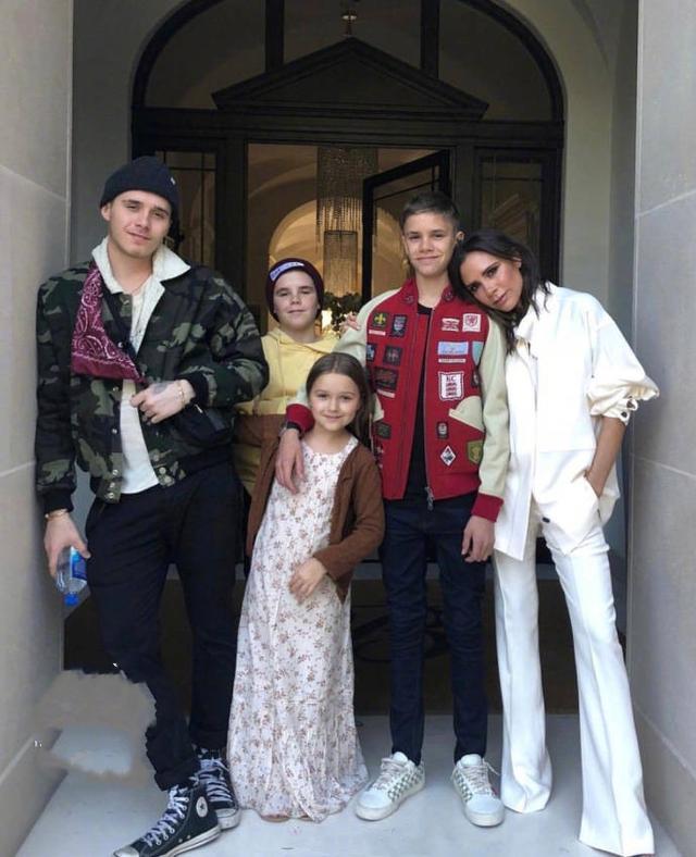 贝克汉姆为小七庆生，别看才7岁，一身帅气搭配颇具妈妈贝嫂风范