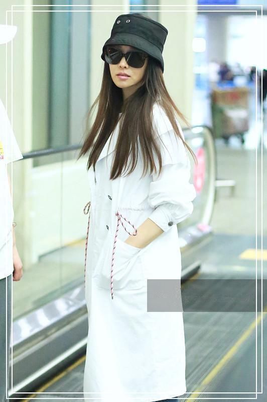 伊能静真能装!49岁穿19岁小姑娘衣服，网友直呼:完全换了一个人