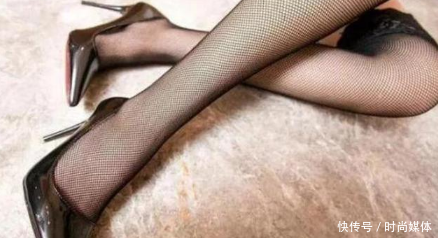 尖头细跟简单却不失细节感，高贵典雅，展现女神的优雅与曼妙