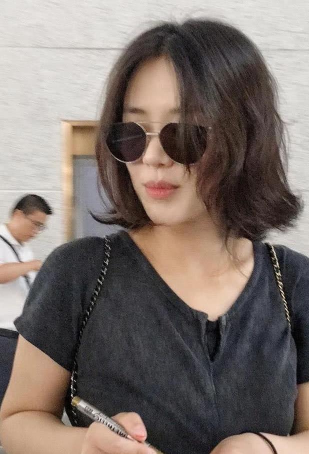 马思纯分手后首现身，梨花烫发型女人味十足，低头玩手机撞脸郑爽