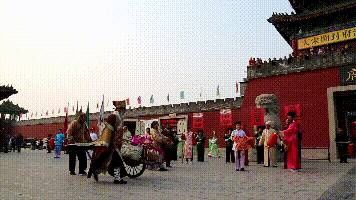  #大宋开封府清明颁新#开封府景区三月二十八日恢复演出