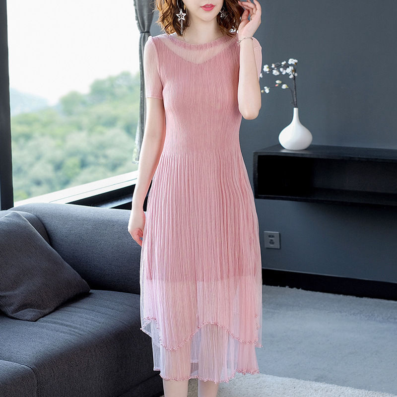 告诉你，下面这些优雅的紫色裙，显白又显嫩，不穿高跟都显腿长