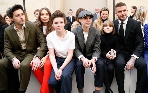 时装周:贝克汉姆携儿女亮相时装周,8岁小七穿印花裙,坐爸腿上成团宠