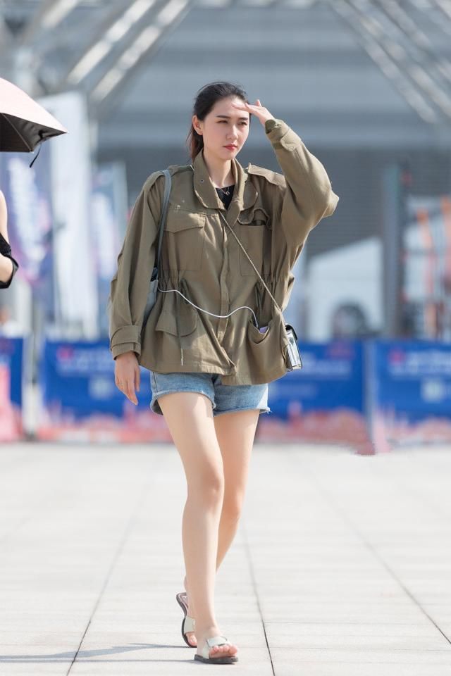街拍,五款简洁大气的时尚穿搭,穿起来轻松自如,很适合逛街穿着